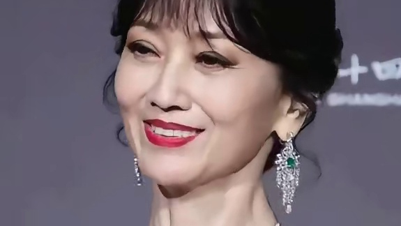 一张高清照曝光，揭开“白素贞”赵雅芝美人尖的真相，难怪拍完剧后再也没见过 #内容启发搜索 #娱乐评论