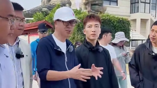 俞敏洪老师闪现东方鳄鱼小镇！看鳄鱼来了！#俞敏洪 #鳄鱼 #鳄鱼小镇