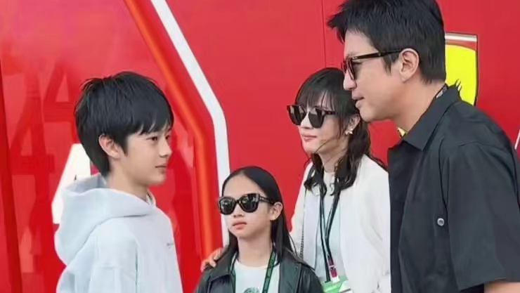 邓超一家四口亮相F1,14岁等等个子出众，马上要超过爸爸 #邓超#孙俪