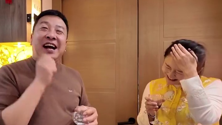 和妈妈发小的女儿来参加牛叔搬家宴，牛叔太性情都给我俩整红温了 #男女情感 #婚姻 #日常vlog