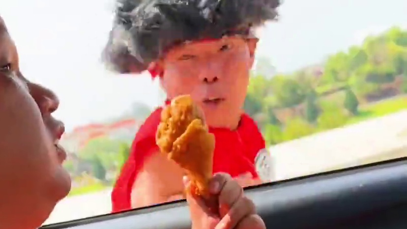 ToRung搞笑 她在开车吗
#看一遍笑一遍 #搞笑#看一次笑一次