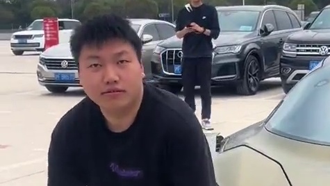 F1赛场遇周杰伦，林志颖。两个老哥们一路勾肩搭背，私下关系应该非常好，众粉丝开着超跑前来追星。#周杰