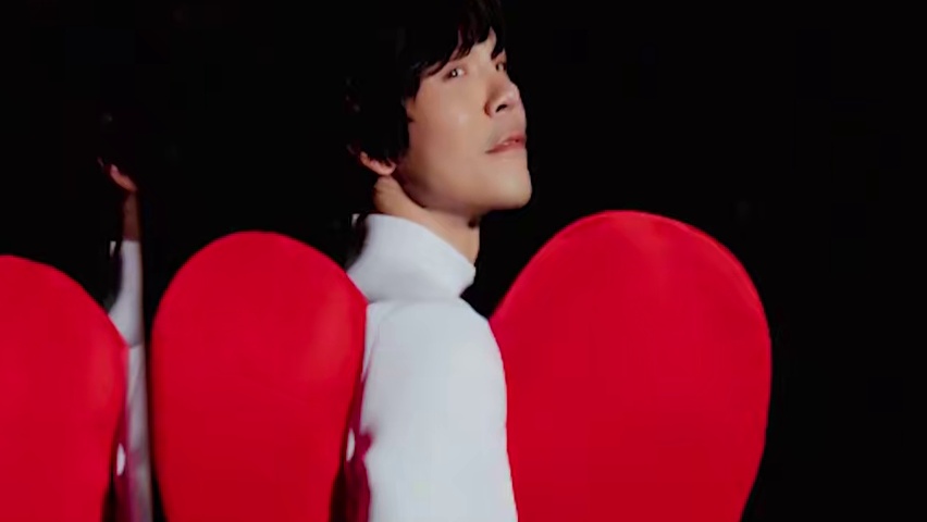 #向佐衣服上长了个红色爱心 难道这些都是佐哥在预告？感觉本喵心中的答案已经呼之欲出了！