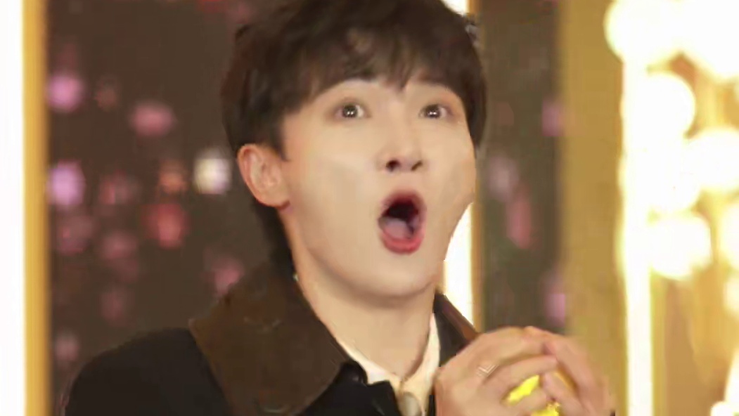 #周深  在#电视剧品质盛典  红毯上定格活力瞬间。