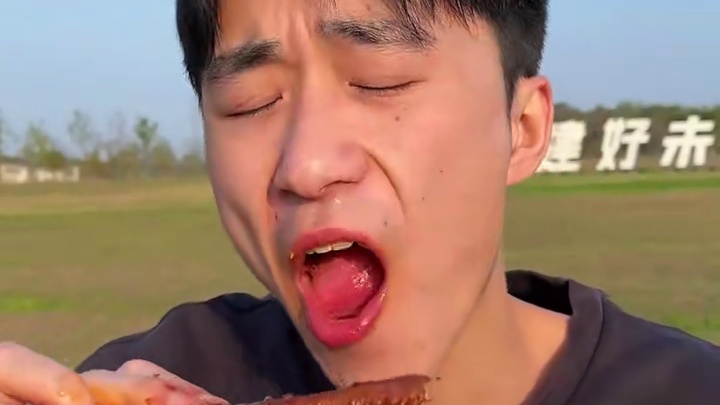 大草原上吃这个爆辣鸭翅真的很爽#零食推荐 #好吃到停不下来 #追剧小零食 #无辣不欢