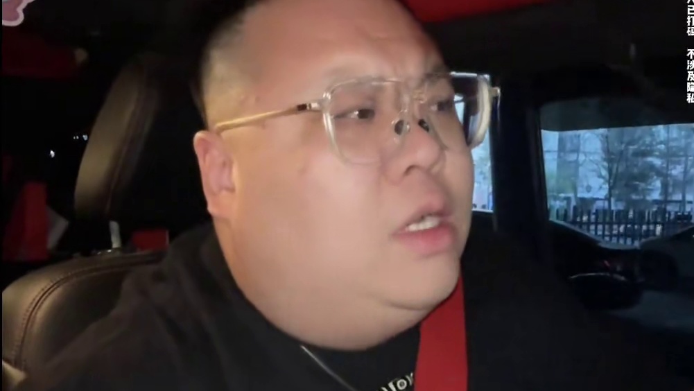 开粉色车被加塞！！！粉色车就得挨欺负是吗？！ 实线、不打灯硬挤加塞！原厂铁杠不惯着你！最终对方全责且