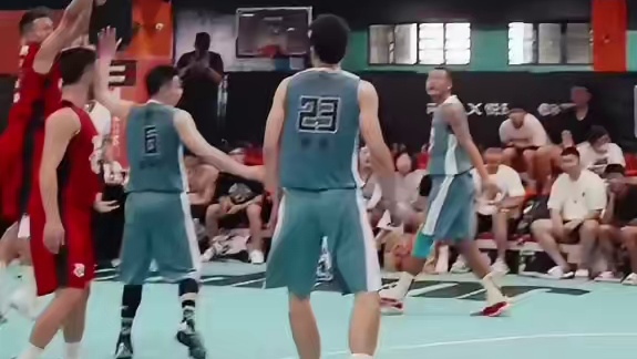 果然剪完头发就能投进绝杀球，大伙儿说帅嘛？！