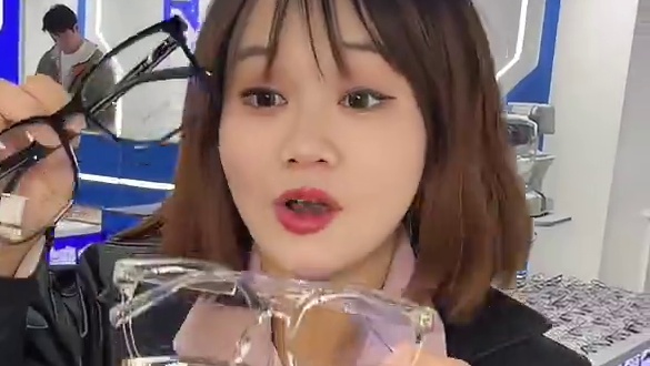 你们收到消息没？万象城，1元钱的墨镜随便选，还有9.9的框架！夸张，没得套路直接冲#眼镜 #墨镜 #