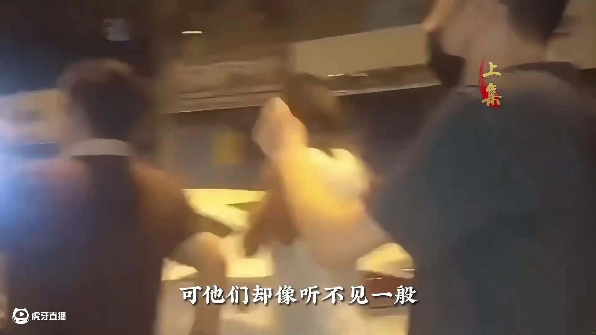 嚣张暴走团大妈抢占道路，被女司机一脚油门撞飞，责任究竟在谁？ (2)