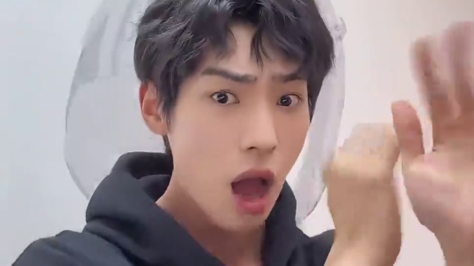 咱主包也是个多面的宝藏男孩啊！#颜安 #颜安不怕抽象但有搞笑压力  #很高兴音乐会