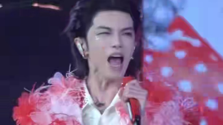 2025华晨宇火星演唱会西安站，将舞台美学发挥到极致。电子摇滚、高音穿透力、创新灯光舞美，带你开启艺