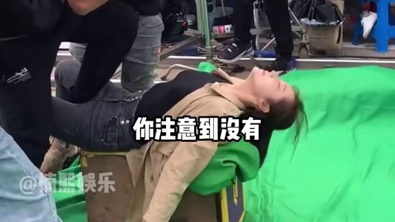 为何关晓彤拍戏下半身如此搞笑？当摄影师镜头下移的那一刻，我真差点笑出鹅叫#娱乐评论大赏 #内容启发搜