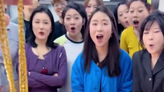 还是老板会玩 饭盆玩出新花样#办公室游戏 #办公室日常 #爆笑