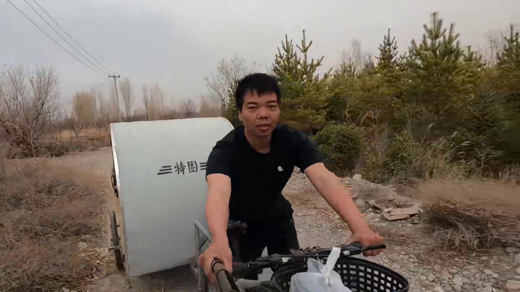 外面刮着沙尘暴躲在网友的面包车里做饭吃太有安全感了，红烧排骨是真的香啊##户外美食 #沙尘暴 #露营