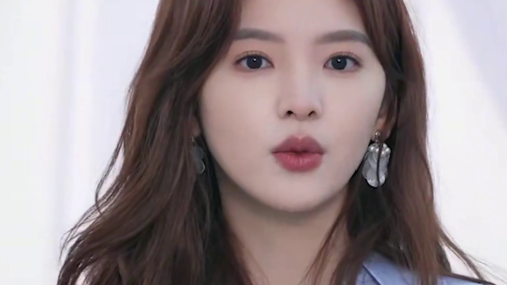 #章若楠春日氛围感五连拍  这个春日氛围感拍照我先学了！#章若楠  #当章若楠遇上欧若风