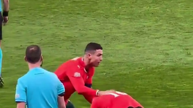 队友被撞倒，C罗立马过去把队友拉起来