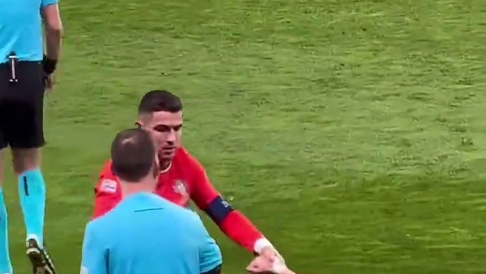 队友被撞倒，C罗立马过去把队友拉起来