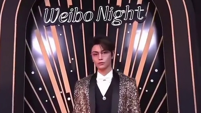 熊熊抽中了丁禹兮的合照板，但碍于头太大~