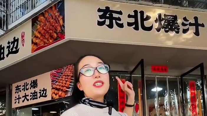 这家店的烤串也忒大了，分量扎实，适合三五好友聚一聚！#眉山美食 #烤串 #夜宵 #烧烤 #嘎嘎香