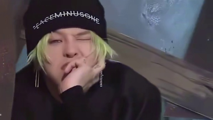 以前觉得权志龙是高冷，特立独行，原来只是因为内向