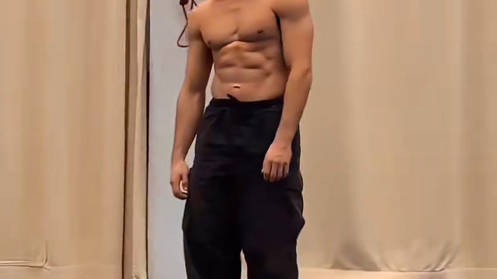 引力革命：舞者Carl的失控美学️ 引力革命：舞者Carl的失控美学 ️  
丹麦舞者Carl Gi