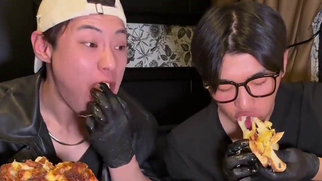 滕州超级披萨挑战！两人30分钟吃完有1000 两吃货试一试#吃货日常 #今天吃啥 #妈呀太香了