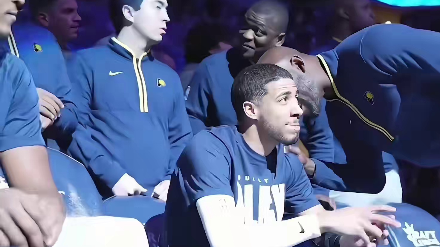 威少再现哈登标志性撒盐动作