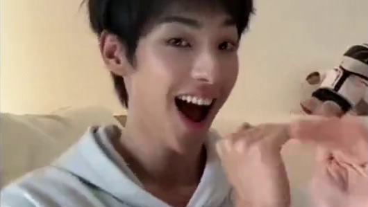 #路人视角也吻上颜安了  主包是真的火了啊！！都有偶遇视角了#颜安  #主包  #偶遇#颜安北京聚餐