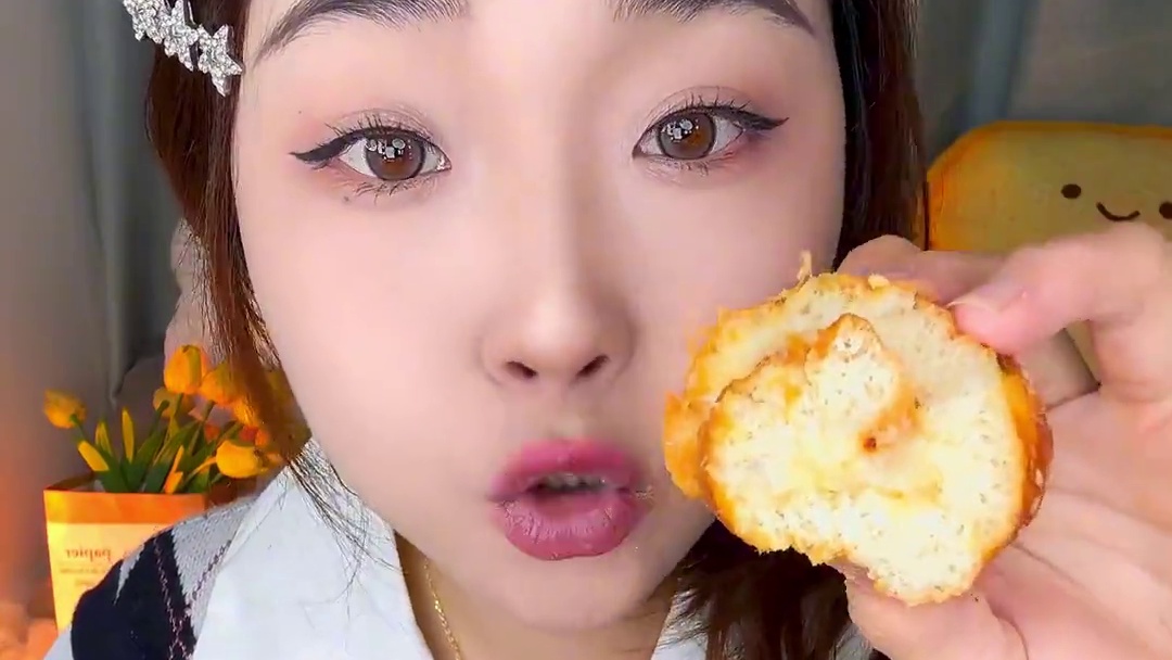 里面的酱就是咱小时候吃的老式沙拉酱！特调过后不会腻！还带着肉松的咸香！好吃！#酱多多沙拉卷 #超便宜