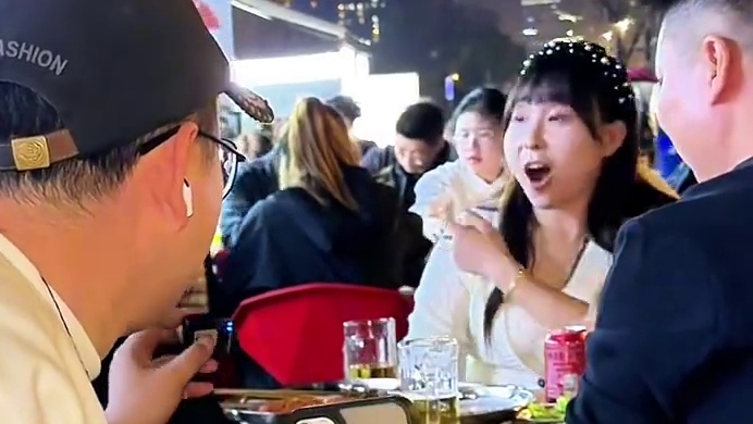 一家开在天府四街的烤牛肉串，天刚黑就坐满了人，这生意简直太好了，招牌烤牛肉串强烈推荐#城市里的烟火气