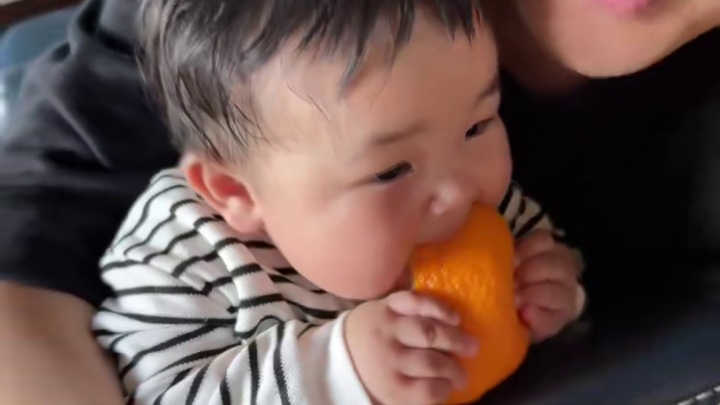 宝宝：我可爱吃橘子皮了！不是橘子皮我都不吃！！！#越养就越上头的人类幼崽 #人类幼崽整天忙个不停 #