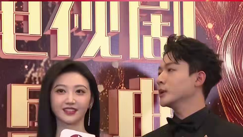 #张晚意  大赞《似锦》里的“重量级演员”二牛技能点拉满，#景甜  还透露二牛在片场与张晚意更亲。#