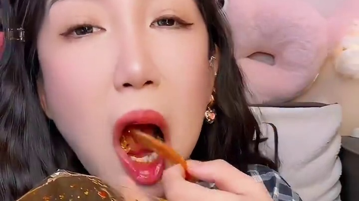 比之前那款更好吃！更油润！都是加的蔬菜水果汁调的色！除了红色火龙果汁的有点甜 别的都不咋甜！这个必冲