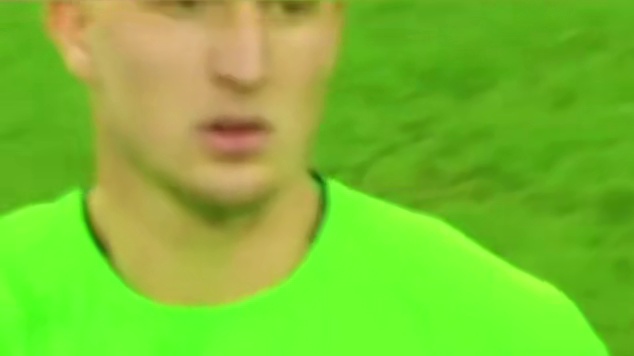 门将浑然不知自己停球失误险些出事#足球