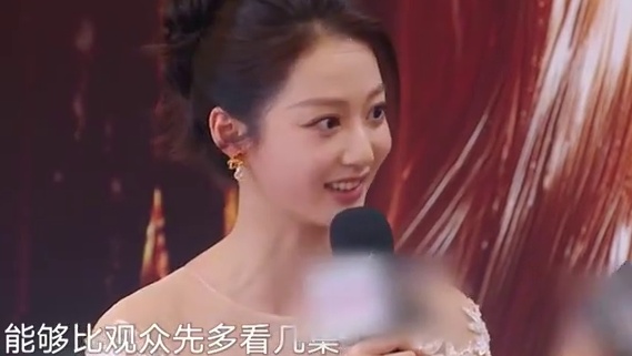 面对主持人的“偷偷”问话，