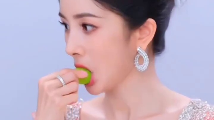 本以为鞠婧祎一口面包嚼84下是为了瘦脸，真相曝光，才知是我们外行了#娱乐评论大赏 #内容启发搜索 #