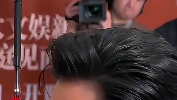 为何费翔的牙齿这么白？本以为和刘涛一样做了假牙，真相却差点让我笑开了花 #费翔  #刘涛  #杨迪 