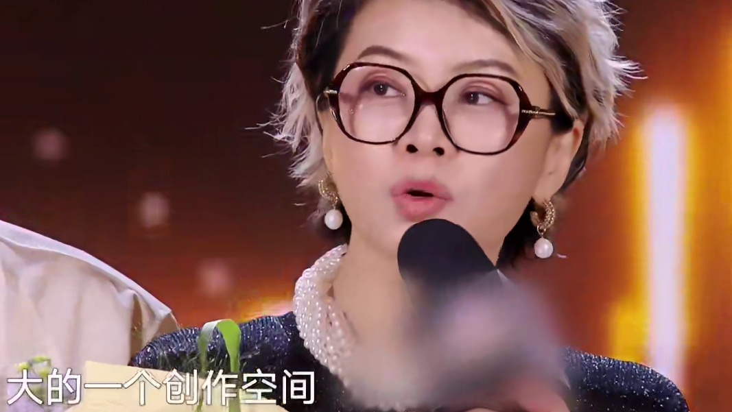 三部佳作共同摘下【年度品质榜样剧作】，合照环节各个剧组用他们标志性的动作打造出了独属于品质盛典的年度