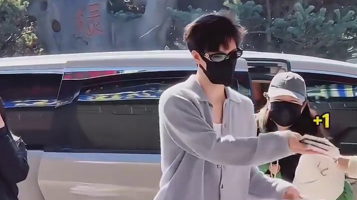 李昀锐上班平等帅晕每个人