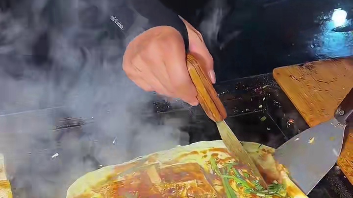 夜市里的鸡蛋包豆腐，哥说是苏州小吃，滑滑嫩嫩真的绝