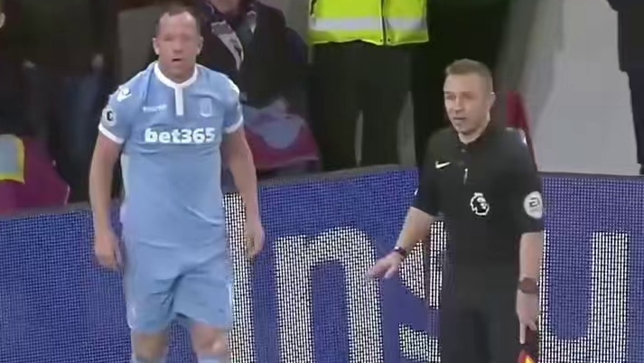 球员主罚角球滑倒，手拨球瞬间被裁判识破！#足球