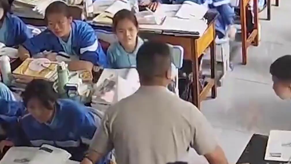 #地震时老师为守护学生最后离开  #地震瞬间老师的第一反应令人动容 “蹲下、冷静、没事没事……”昨天