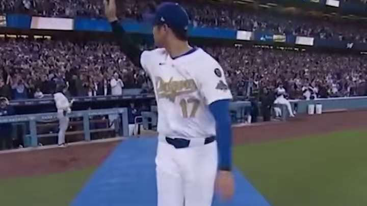 新王加冕！今日道奇主场迎来2024年世界大赛冠军颁奖典礼，大谷翔平获得了生涯第一枚世界大赛冠军戒指 