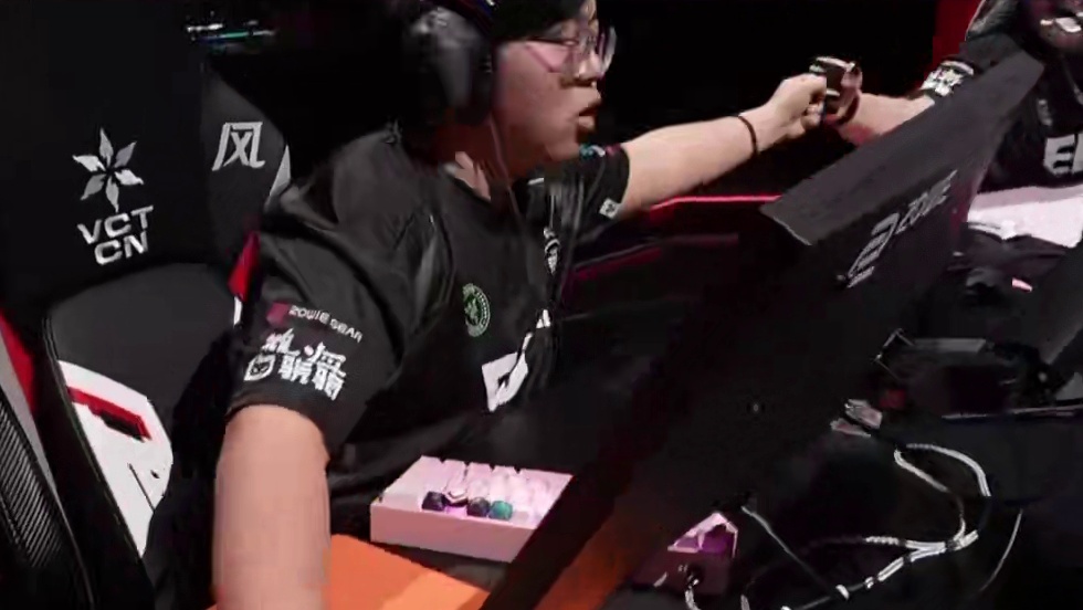 球球一个毫米级别的爆头完成五杀 #无畏契约  #vct #edg #情报马