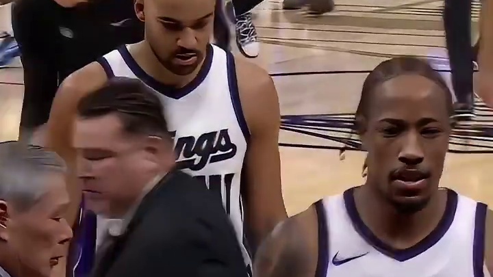 半场比赛结束，勇士领先国王10分