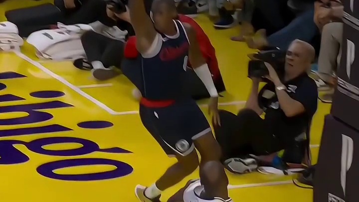 詹姆斯追帽邓恩！这个球从这个角度来看疑似球先碰到板