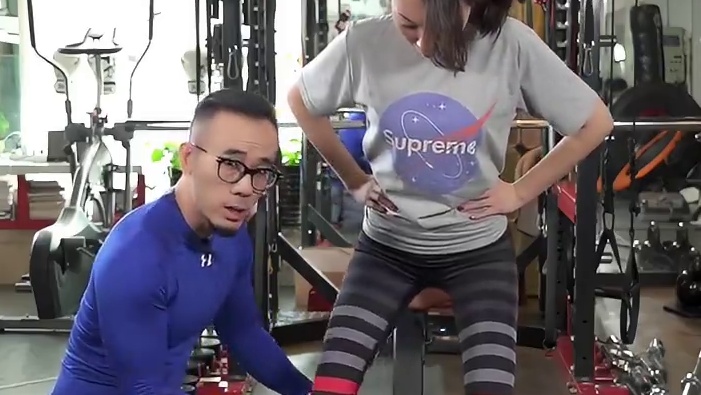 小白入门徒手深蹲训练 每日体适能训练知识：小白入门徒手深蹲训练，循序渐进慢慢增加下蹲幅度和负重。 
