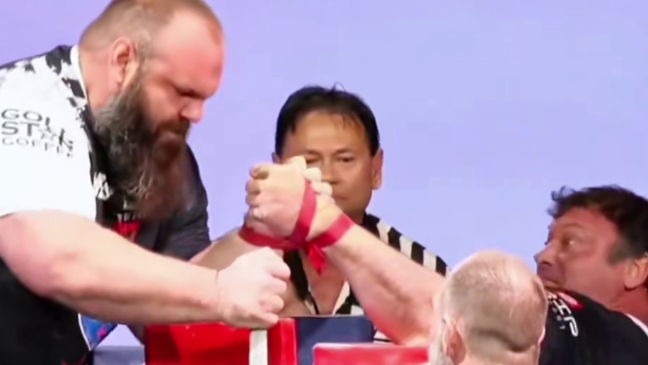 德文击败对手！重回北美左手第一！ 谁是下一个？？#德文拉瑞特 #东西方对抗赛17 #手臂摔跤 #铁腕