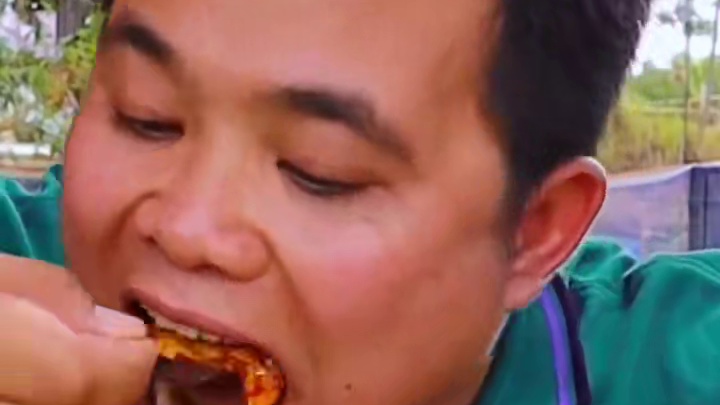 大口蟹黄搭配鲜辣酱汁️ #泰国主播吃美食视频 #泰国有哪些神奇美食 #泰国生活 #泰国大叔#内容启发