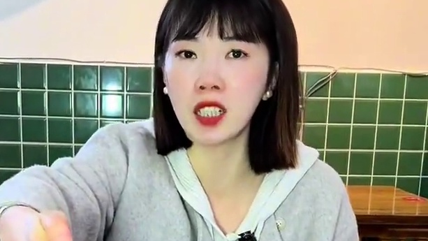 #烤乐惠夜宵，他们家都是有很多炭火烤的，每个串都考的金灿灿的，太有食欲了